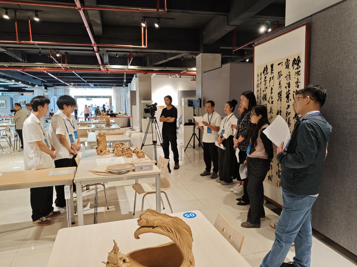 技炫青春 能創(chuàng)未來(lái) | 2025年云南省職業(yè)院校技能大賽工藝美術(shù)品設(shè)計(jì)與制作賽項(xiàng)高職組在楚雄開(kāi)賽